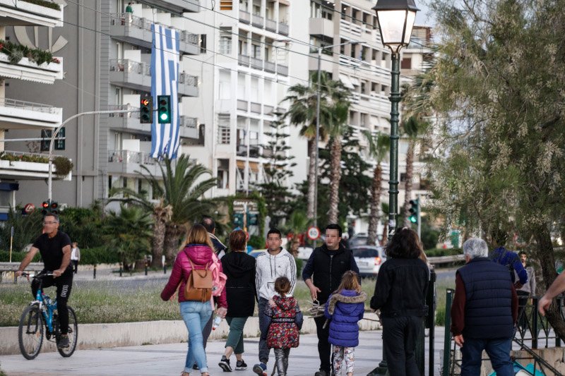 Κόσμος περπατά στον Φλοίσβο