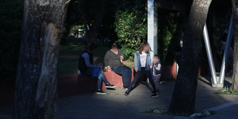 Μητέρες με παιδιά στην πλατεία στο Μπουρνάζι