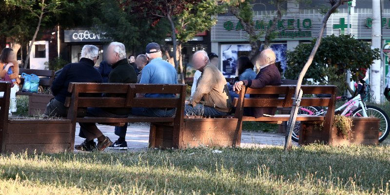 Ηλικιωμένοι σε παγκάκια σε πλατεία στην Ηλιούπολη
