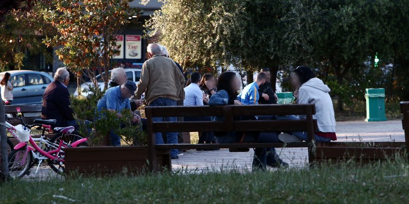 Κόσμος σε πλατεία της Ηλιούπολης