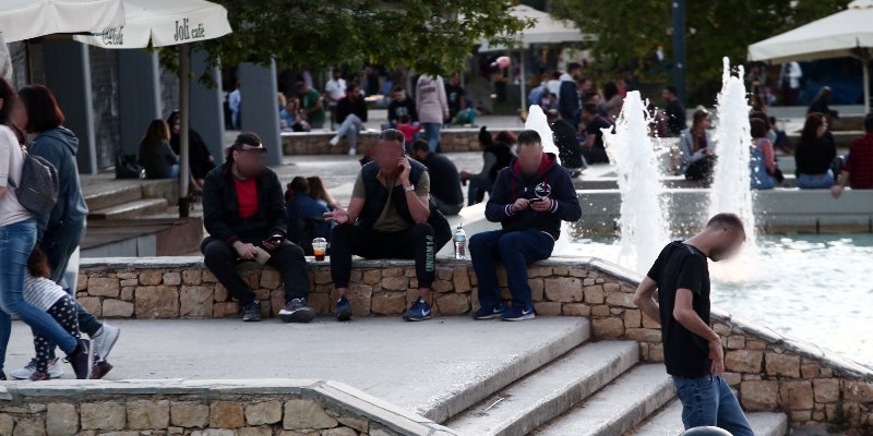 Χωρίς αποστάσεις ο κόσμος στην πλ. Νέας Σμύρνης