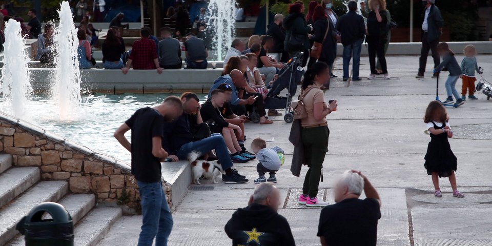 Κόσμος κάθε ηλικίας στην πλατεία Νέας Σμύρνης το απόγευμα της Παρασκευής 8.5.2020