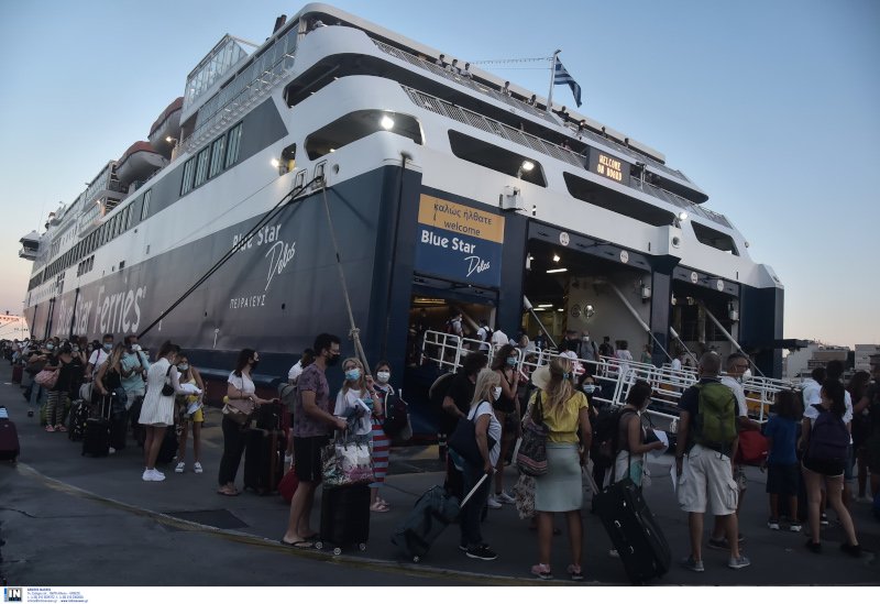Ουρές κόσμου με μάσκα για τον κορωνοϊό έξω από πλοίο στον Πειραιά/ Φωτογραφία: INTIME NEWS