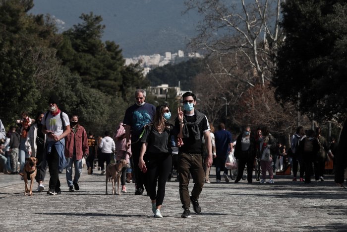 Κόσμος στο κέντρο της Αθήνας/ Φωτογραφία: Intime News
