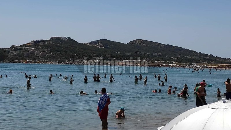 Κόσμος στη θάλασσα