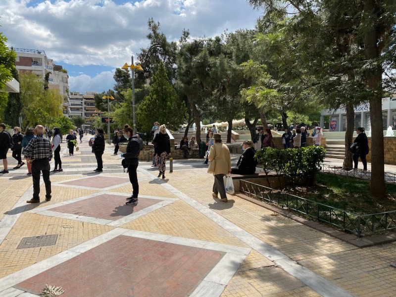 Ουρές σχηματίστηκαν το πρωί στην πλατεία Νέας Σμύρνης / Φωτογραφία: iefimerida.gr