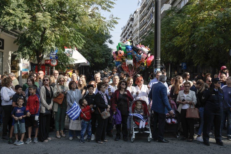 Κόσμος βλέπει τη μαθητική παρέλαση