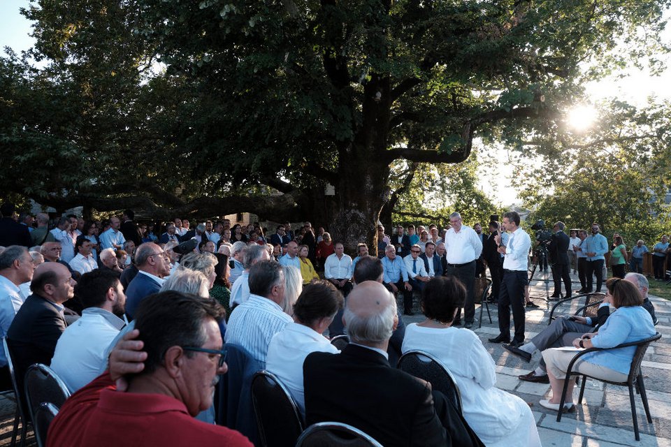 Ο Κυριάκος Μητσοτάκης στα Ιωάννινα συζητά με κατοίκους της περιοχής στα Ζαγοροχώρια / Φωτογραφία: Intime