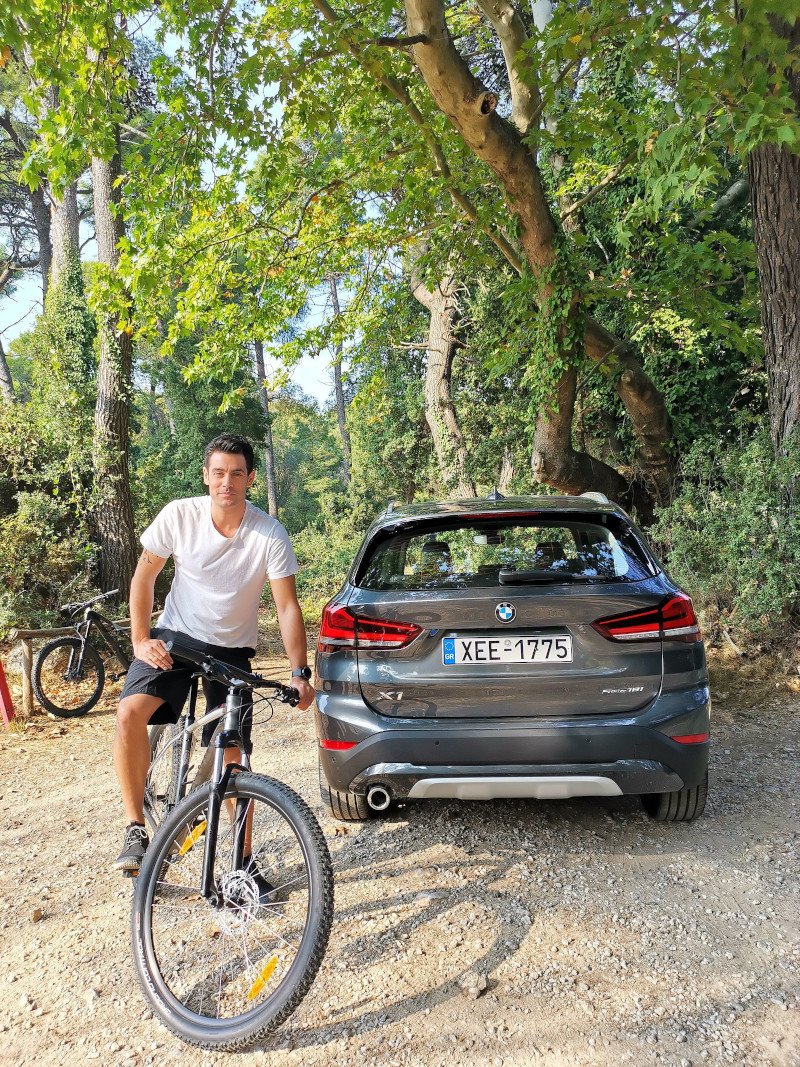 H νέα BMW X1 είναι ιδανική για κάθε τύπο εδάφους - γι' αυτό και την επιλέγει ο Κώστας Μαρτάκης