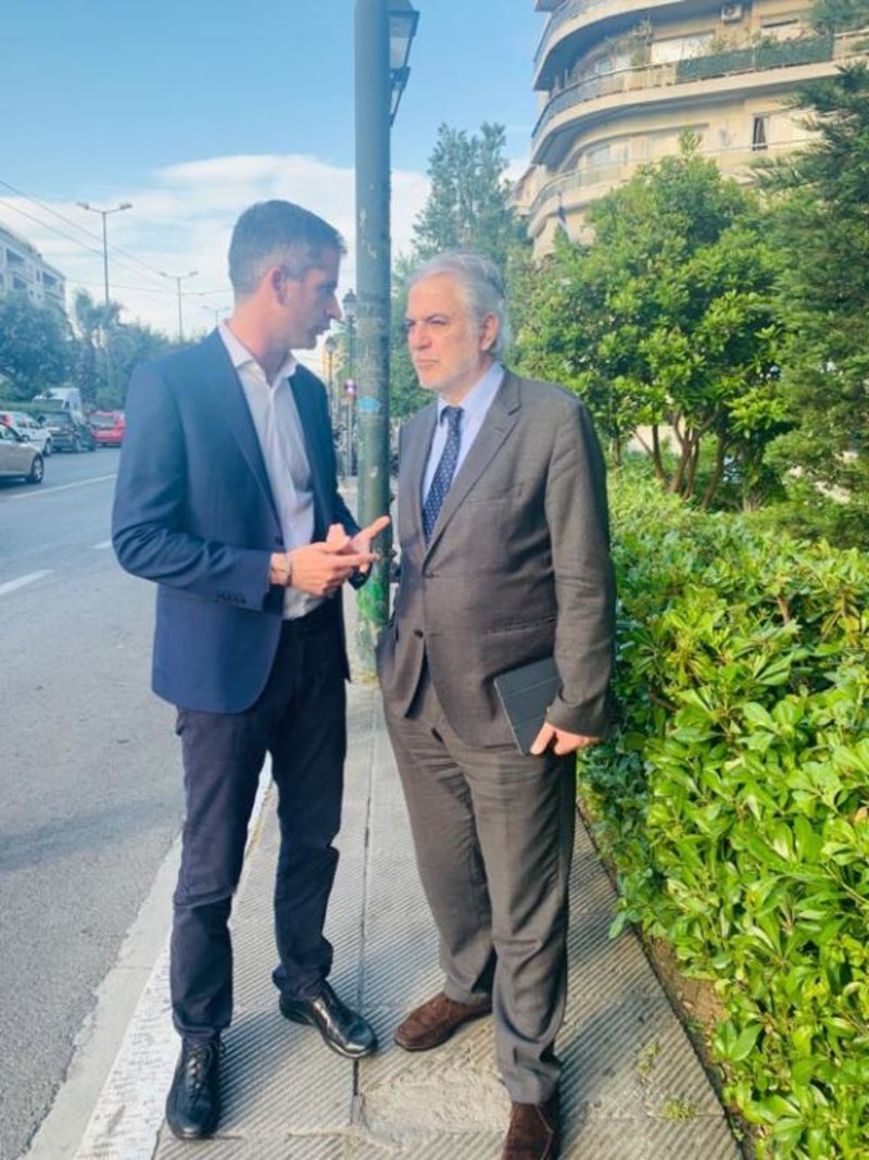 Ο Κώστας Μπακογιάννης και ο Χρήστος Στυλιανίδης κατά τον περίπατο που είχαν στην Αθήνα