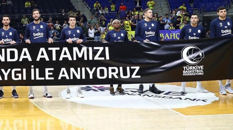 O Kώστας Σλούκας (δεύτερος από δεξιά) ήταν ο μοναδικός παίκτης της Φενέρ που δεν ακούμπησε το πανό