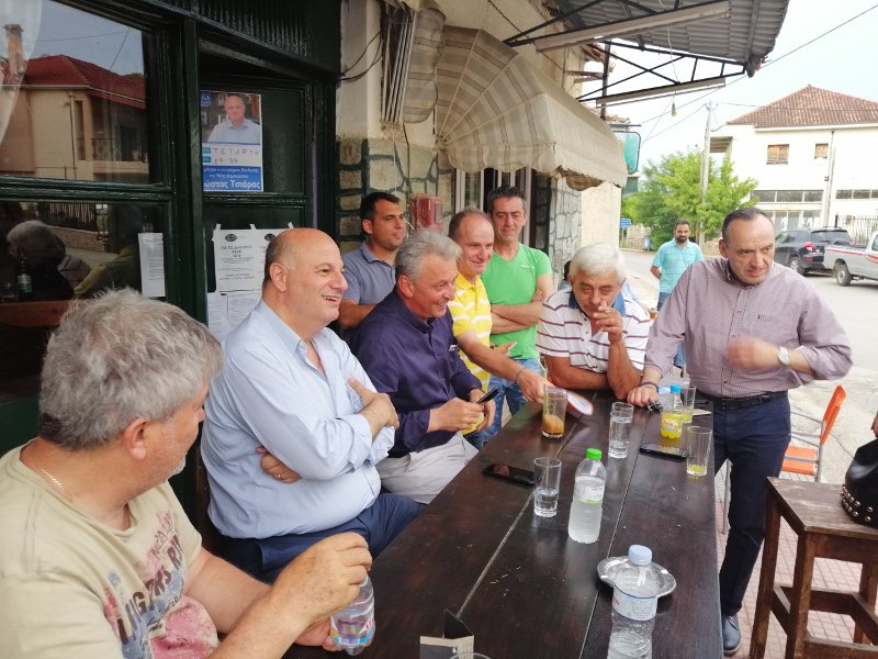 Συζήτηση σε καφενείο, σε φιλικό κλίμα