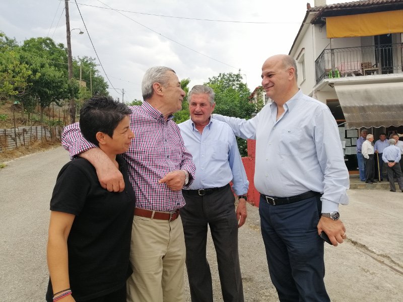 Ο Κώστας Τσιάρας (δεξιά) συνομιλεί με κατοίκους χωριών του νομού Καρδίτσας