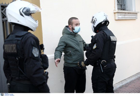 Ανδρες της Ελληνικής Αστυνομίας κάνουν έλεγχο σε νεαρό στη συγκέντρωση αλληλεγγύης για τον Δ. Κουφοντίνα στα Προπύλαια Φωτογραφία: Intimenews/ΛΙΑΚΟΣ ΓΙΑΝΝΗΣ