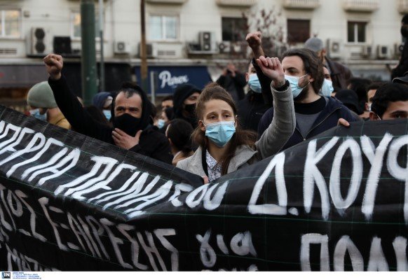 Υποστηρικτές του Δ. Κουφοντίνα με πανό στα Προπύλαια / Φωτογραφία: Intimenews/ΛΙΑΚΟΣ ΓΙΑΝΝΗΣ