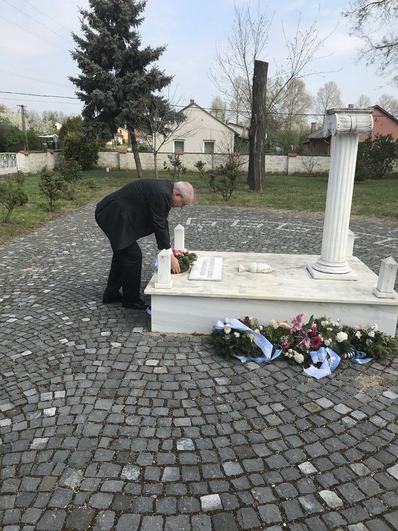 Ο Τέρενς Κουίκ καταθέτει στεφάνι στο μνημείο για τον Νίκο Μπελογιάννη