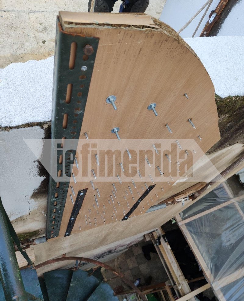 Το κόντρα πλακέ με τα καρφιά και τις βίδες είχε τοποθετηθεί στην εξωτερική σκάλα