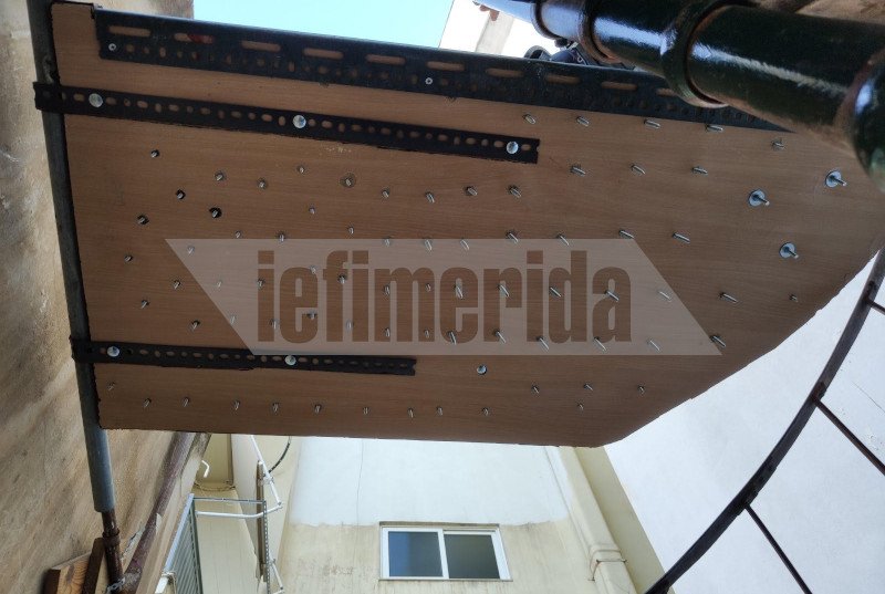 Η πόρτα-παγίδα με τα τεράστια καρφιά στην κατάληψη στο Κουκάκι