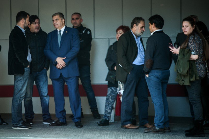 Ο περιφερειάρχης Αττικής Γιώργος Πατούλης με εργαζόμενους της περιφέρειας σοκαρισμένοι