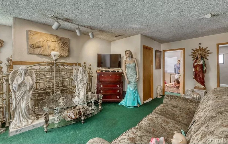 κούκλα βιτρίνας αγάλματα από αγγέλους και άγαλμα της Παναγίας