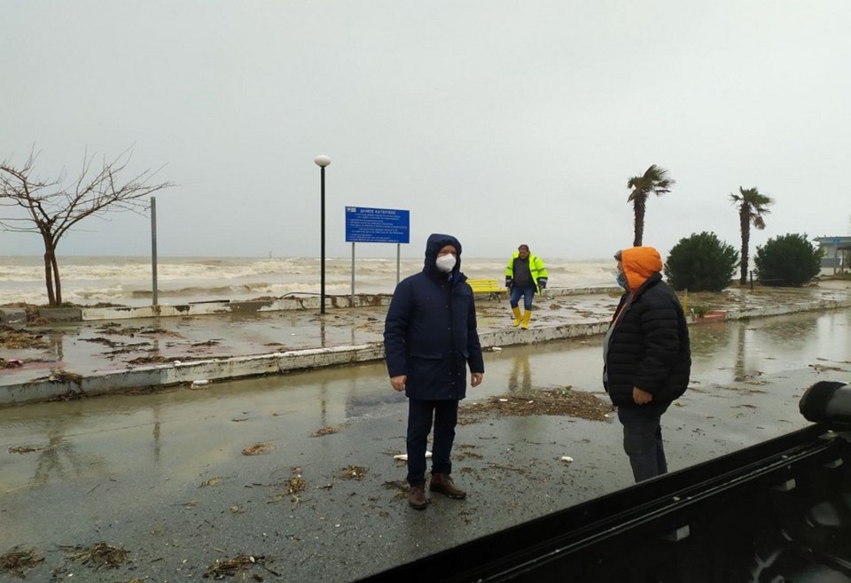 Ο Κώστας Κουκοδήμος στην παραλιακή ζώνη της Κατερίνης μετά την κακοκαιρία