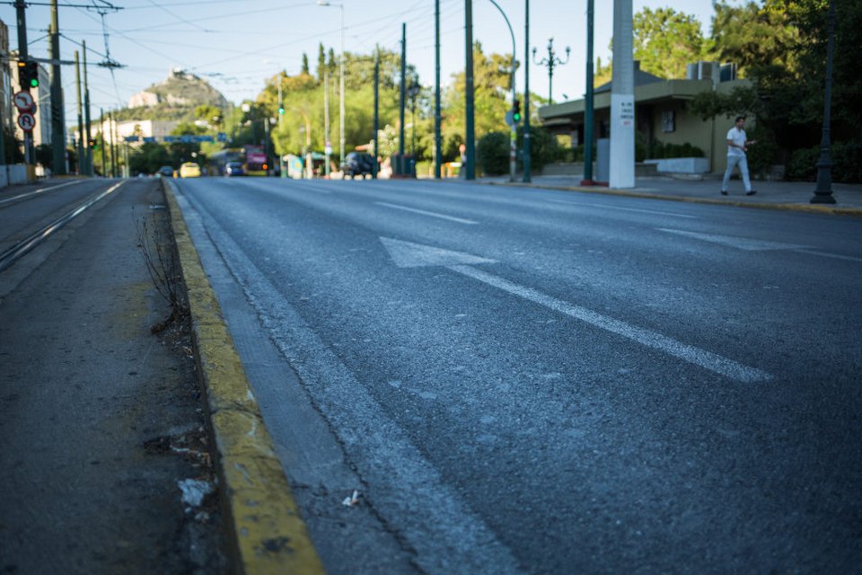 Στο κέντρο της Αθήνας ελάχιστα ήταν τα αυτοκίνητα που κυκλοφορούσαν ανήμερα της Καθαράς Δευτέρας