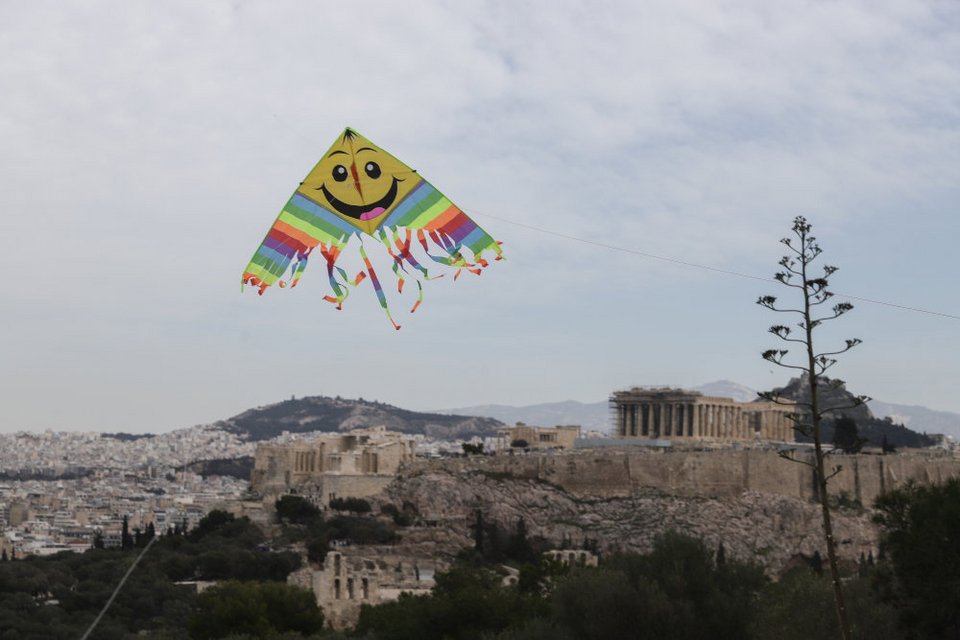 Χαρταετός με φόντο τον βράχο της Ακρόπολης και τον Παρθενώνα