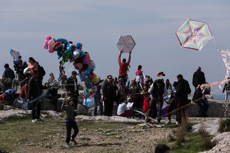 Δεκάδες χαρταετοί βρέθηκαν στον ουρανό της Αθήνας από τον λόγο του Φιλοπάππου