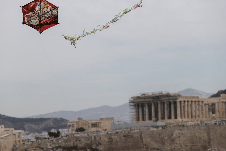 Χαρταετός με φόντο τον Παρθενώνα από τον λόγο του Φιλοπάππου