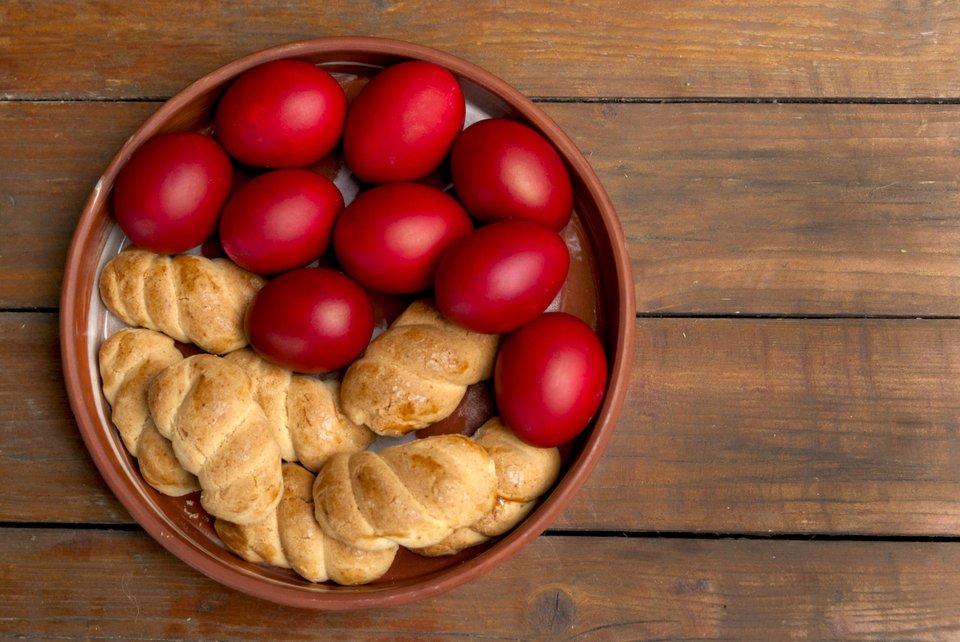 Πασχαλινά κουλούρια και κόκκινα αυγά