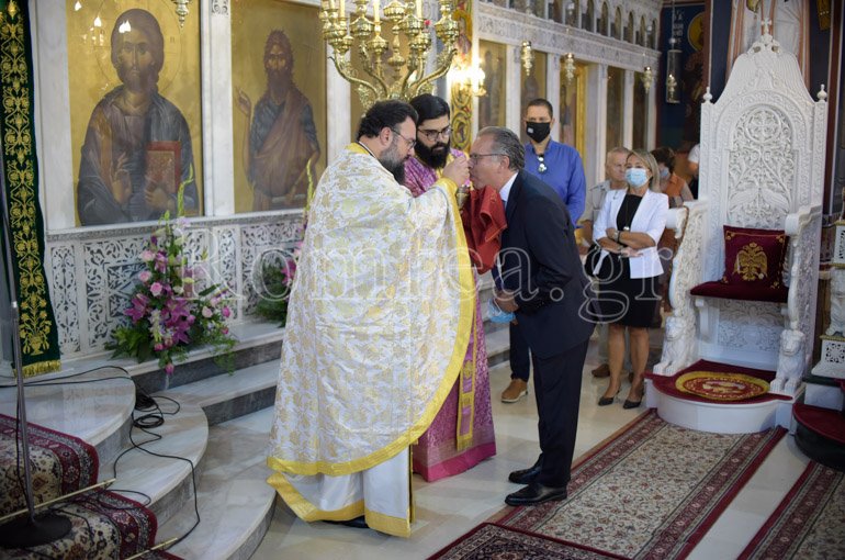 Ο Γιώργος Κουμουτσάκος κοινώνησε σε εκκλησία του Ψυχικού