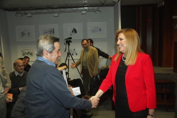 Ο Πέτρος Κουναλάκης χαιρετά την Φώφη Γεννηματά