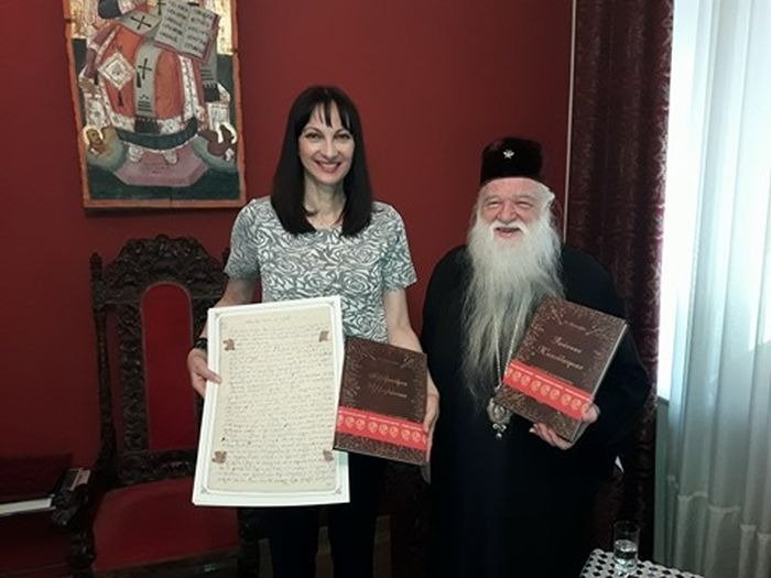 Η υποψήφια ευρωβουλευτής του ΣΥΡΙΖΑ Ελενα Κουντουρά όταν πόζαρε χαμογελαστή με τον Αμβρόσιο 