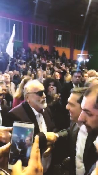 Ο Παναγιώτης Κουρουμπλής και ο Αλέξης Τσίπρας ανταλάσσουν χειραψία