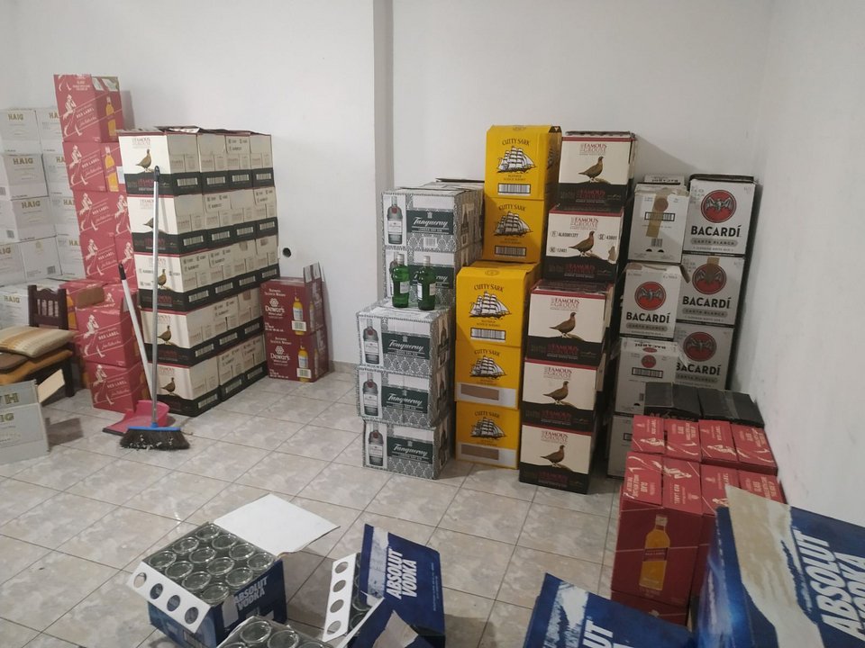 Οι κούτες με τα ποτά στην αποθήκη της οργάνωσης 