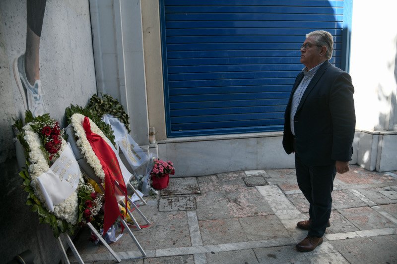 Μόνος του κατέθεσε στεφάνι και ο ΓΓ του ΚΚΕ, Δημήτρης Κουτσούμπας
