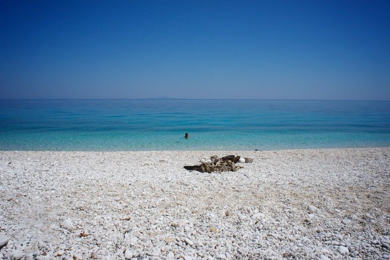 Λευκό βότσαλο και γαλάζια νερά