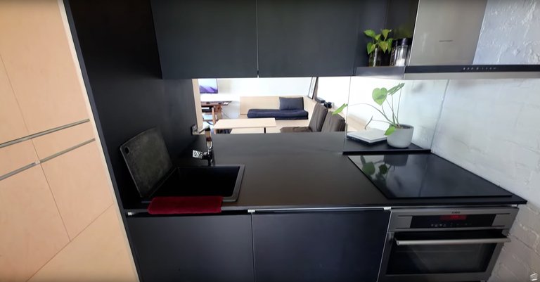 Η κουζίνα στο μικροσκοπικό σπίτι φοιτητή