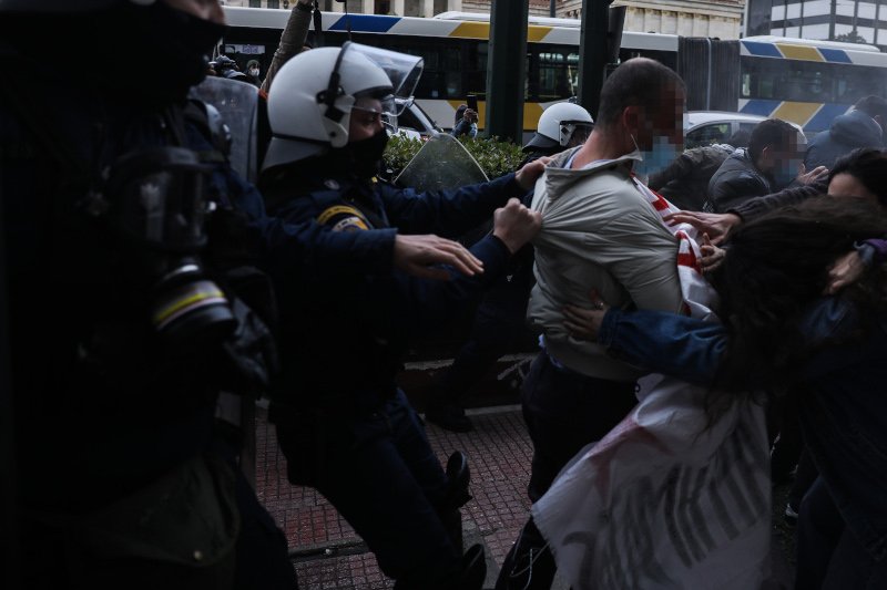 Προσαγωγές υποστηρικτών του Δημήτρη Κουφοντίνα