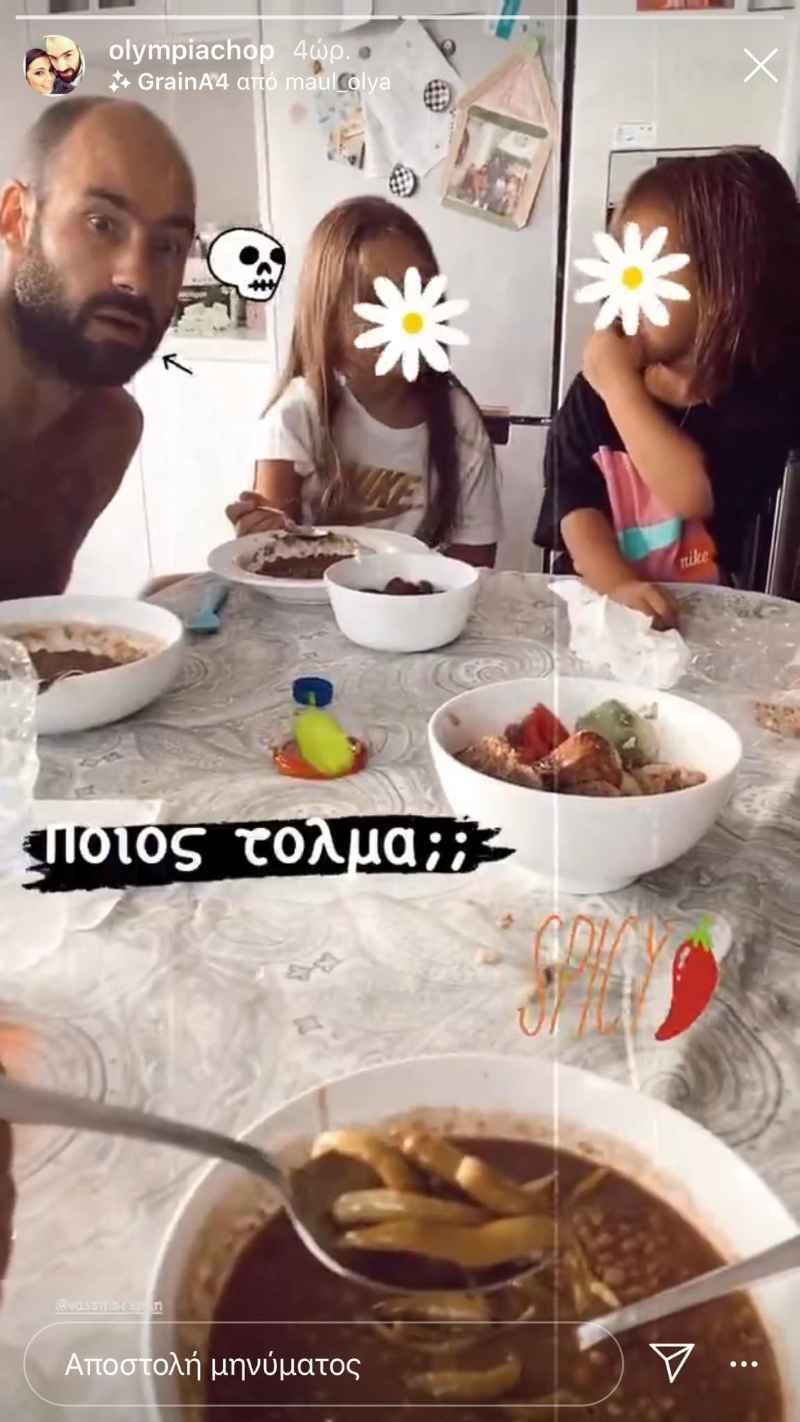 Η κουζίνα είναι σε λευκές αποχρώσεις.