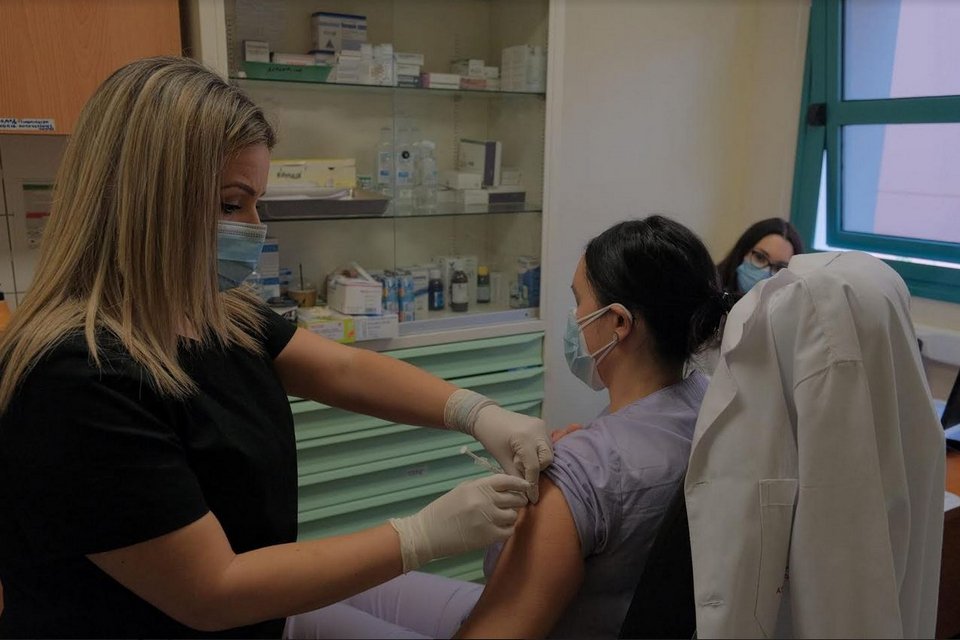 Εμβολιασμός στο Κρατικό Νοσοκομείο Νίκαιας «Ο Άγιος Παντελεήμων»