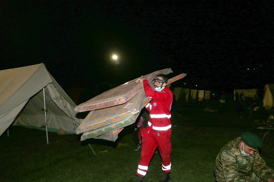 Μέλος του ερυρθού σταυρού μεταφέρει στρώματα