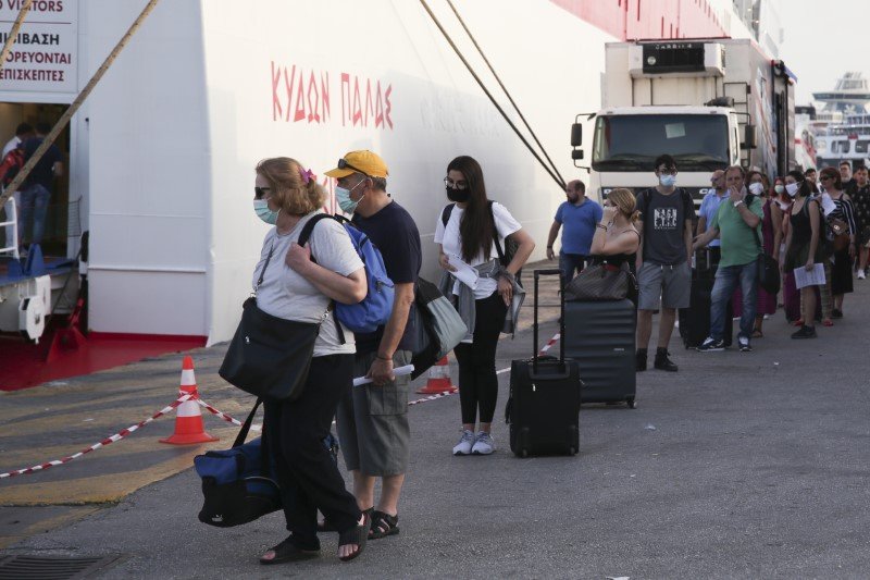 Αποστάσεις τηρούν οι επιβάτες