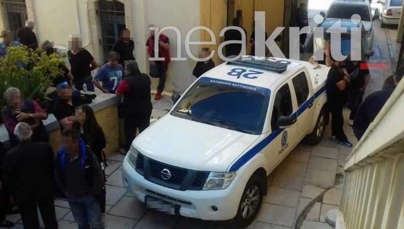 Κόσμος μετά την απολογία του 60χρονου