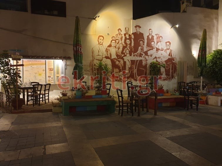 Αδεια τραπέζια στην Κρήτη