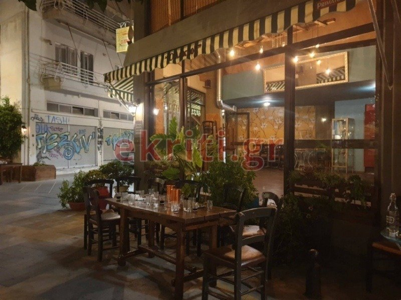Όταν το ρολόι έδειξε 12 το βράδυ, τα μαγαζιά στο Ηράκλειο Κρήτης άδειασαν