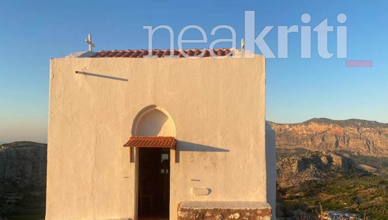 To εκκλησάκι της Παναγίας της Ρόκας.