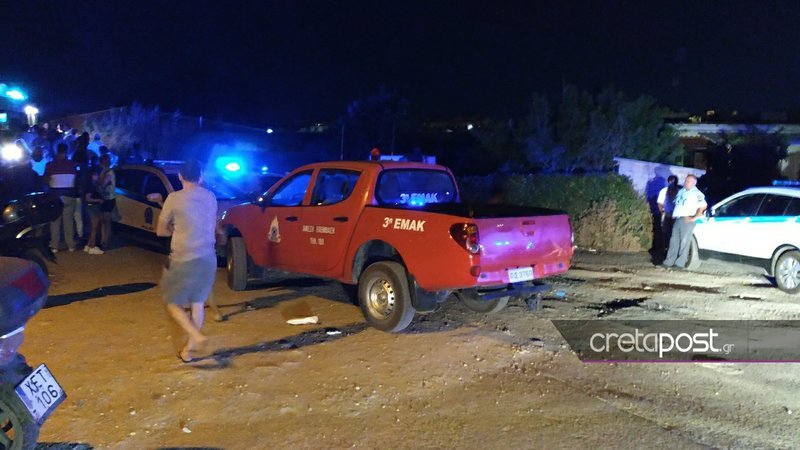 Ανδρες τις ΕΜΑΚ αναζητούν τυχόν άλλους επιβαίνοντες στο ΙΧ που έπεσε στον ποταμό Γιόφυρο
