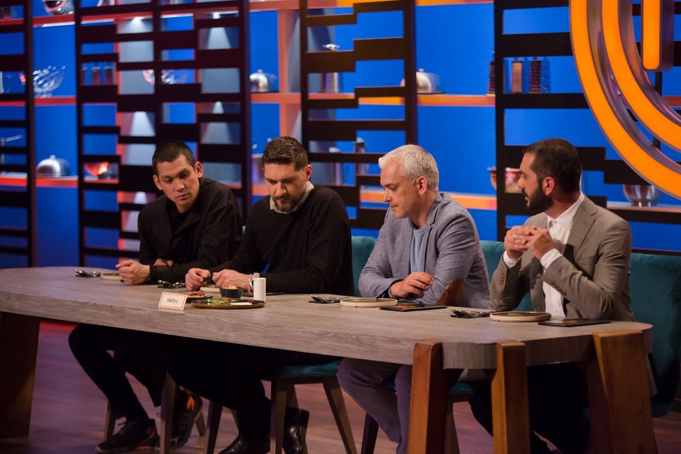 Οι κριτές του MasterChef και ο γκεστ που έδωσε και τη συνταγή δοκιμάζουν τις προσπάθειες του Χρήστου και του Μανώλη