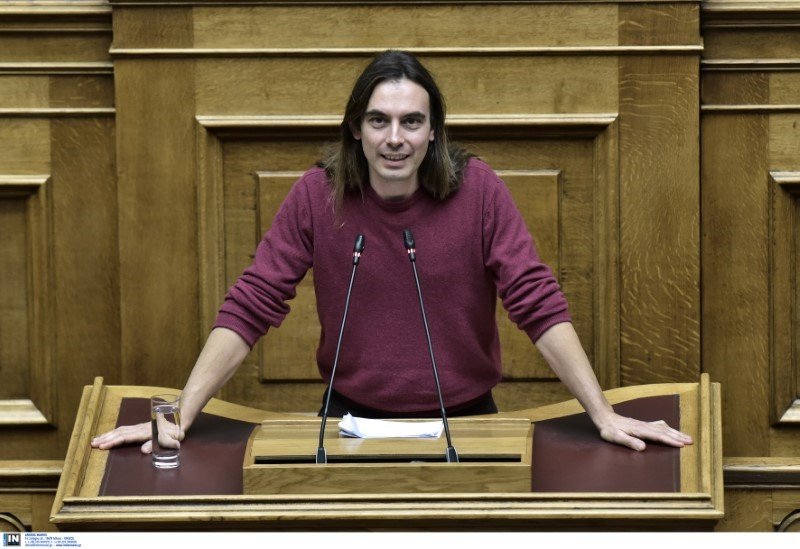 Ο βουλευτής του ΜέΡΑ 25 Κρίτων Αρσένης με πουλοβεράκι στο βήμα της Βουλής 